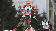 Ondej Moravec na trati sprintu biatlonist pi mistrovství svta v Novém Mst