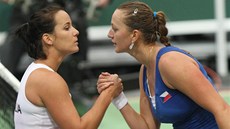 GRATULACE U SÍT. Petra Kvitová (vpravo) a Jarmila Gajdoová po vzájemném