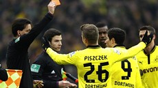 DOHRÁLS. Rozhodí posílá do sprch Roberta Lewandowského z Borussie Dortmund (s