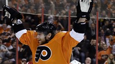 ČESKÝ STŘELEC. Jakub Voráček z Philadelphie se raduje z gólu do sítě Caroliny. ČESKÝ STŘELEC. Jakub Voráček z Philadelphie se raduje z gólu do sítě Caroliny.