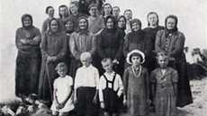 Skupina přeživších z Českého Malína. Skupina přeživších z Českého Malína.