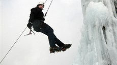 Letos potvrté vyrobili ledolezci z Liberecka dvanáct metr vysoký rampouch, který slouí od pátku k závodm i tréninku.