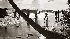 Vojáci amerického námonictva pi téninku na vylodní na tichomoském ostrov