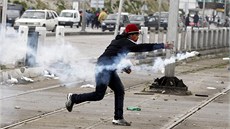 Tunisané vyrazili do ulic protestovat proti souasné vlád pi pohbu