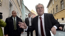 Nastupující prezident Miloš Zeman přichází do své kanceláře v Loretánské ulici Nastupující prezident Miloš Zeman přichází do své kanceláře v Loretánské ulici