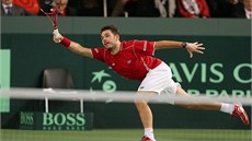 JET KOUSEK. Stanislas Wawrinka v souboji s Lukáem Rosolem.