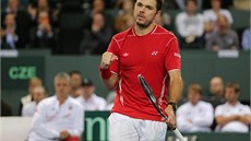 BOJOVNÉ GESTO. Stanislas Wawrinka byl v souboji s Lukáem Rosolem se svým