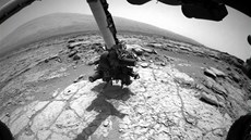 Vozítko Curiosity se pipravuje na zahájení vrtání, robotické rameno je ve...