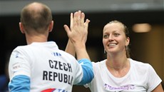 DOBRÁ NÁLADA. Petra Kvitová se zdraví s nehrajícím fedcupovým kapitánem Petrem