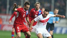 KDO S KOHO. Český obránce Tomáš Sivok bojuje o míč s Mevlütem Erdingem z KDO S KOHO. Český obránce Tomáš Sivok bojuje o míč s Mevlütem Erdingem z