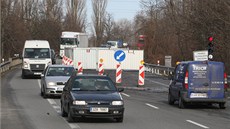 Řidiči, kteří jezdí na trase Otrokovice - Uherské Hradiště, musejí čekat v Řidiči, kteří jezdí na trase Otrokovice - Uherské Hradiště, musejí čekat v