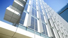 Prosklené fasády lení vertikální plné panely, na jiní a západní stran
