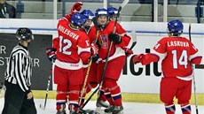 České hokejistky slaví jeden z pěti gólů v duelu s Kazachstánem. České hokejistky slaví jeden z pěti gólů v duelu s Kazachstánem.
