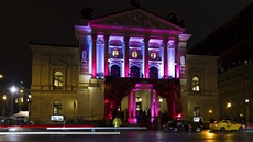 Nasvícená budova Státní opery Praha, kde se konal tradiní Ples v Opee