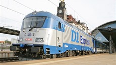 D1 Express Českých drah vyjíždí z pražského hlavního nádraží. Cestu z Prahy do D1 Express Českých drah vyjíždí z pražského hlavního nádraží. Cestu z Prahy do