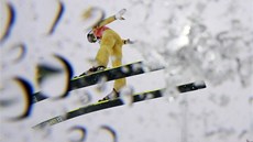 VE SNĚHU. Sdruženář Miroslav Dvořák si v prvním kole závodu v Soči doskočil za VE SNĚHU. Sdruženář Miroslav Dvořák si v prvním kole závodu v Soči doskočil za