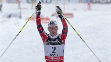 PRVNÍ. Norská bkyn Kristin Störmer Steiraová slaví vítzství ve skiatlonu v