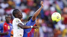 TVRTFINÁLOVÝ SOUBOJ. Emmanuel Agyemang Badu z Ghany (vlevo) napadá Babanka z