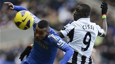 NEPROJDE. Ashley Cole z Chelsea (vlevo) brání Papisse Cissého z Newcastlu.