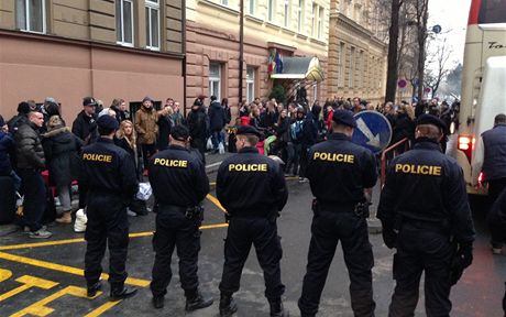 Policisté hlídají skupinu Dán v Karlín.