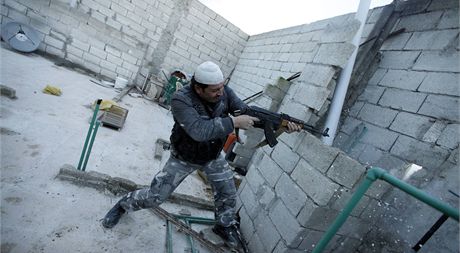 Bojovník Syrské svobodné armády v Aleppu (17. února 2013)