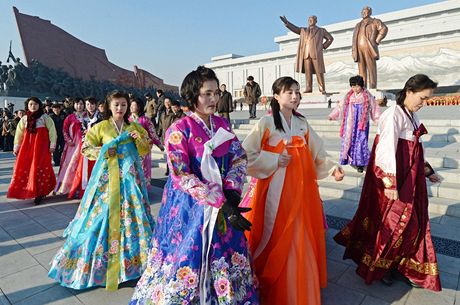 Severokorejské dívky slaví výroích nedoitých 71. narozenin bývalého vdce Kim ong-ila.