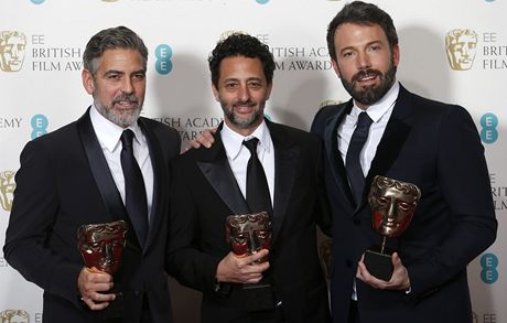 Zleva George Clooney, Grant Heslov a Ben Affleck s cenami BAFTA za nejlep...