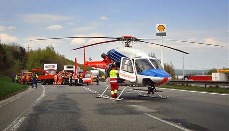 Nehoda na 100. kilometru dálnice D1 ve smru na Prahu zastavila provoz, na místo piletl vrtulník (ilustraní snímek)