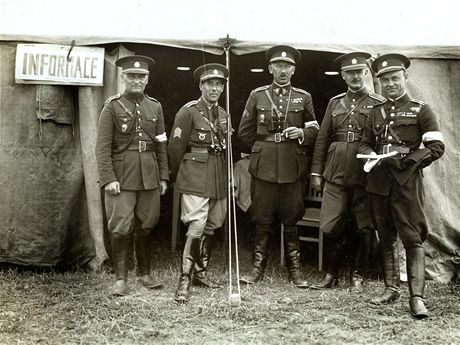 Brigádní generál Frantiek Moravec (zcela vpravo) na dobovém snímku se svými...