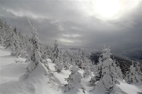 Snímek z Lysé hory pochází z 15. února, zima tam vak dle aktuálních model jet njakou dobu udrí.