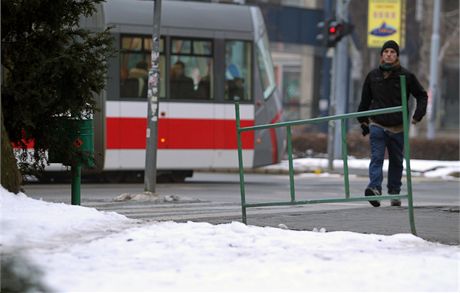 Pímo uprosted parku na erotínov námstí ped univerzitním rektorátem ní do