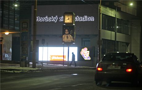 Na velkoploné svtelné LED tabuli se krom loga hokejového klubu HC Dukla