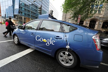 Google auto umí jezdit bez idie v bném provozu.