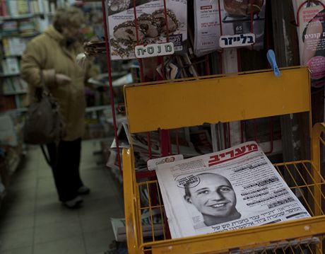 Titulní stránka izraelského deníku Maariv s portrétem Bena Zygiera, známého