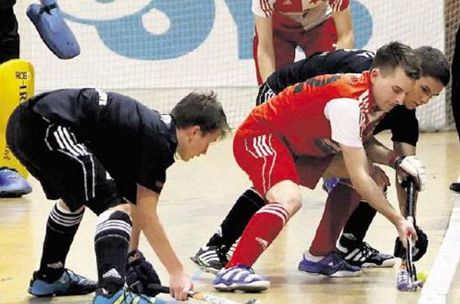 Pozemní hokejisté hradecké Slávie (v erném) se ve finálovém zápase dvou Slavií