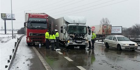 Na rychlostní silnici R1 se srazily tyi kamiony (13. února 2013).