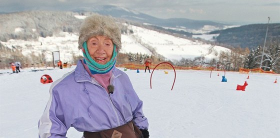 Devadesátiletá Vlasta Giese lyuje ve skiareálu Herlíkovice - Bubákov 
