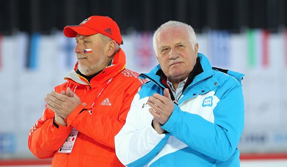 Prezident Václav Klaus navtívil na mistrovství svta v biatlonu závod tafet. Diváci vak z jeho návtvy radost nemli, co dali najevo pískotem.
