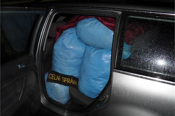 Uvnit auta bylo napchovaných deset pytl s tabákem pikrytých dekou.