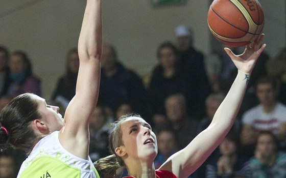 Momentka ze zápasu královéhradeckých basketbalistek proti Brnu.