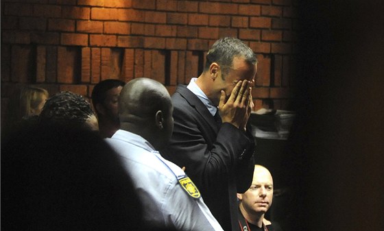 Oscar Pistorius si v soudní síni vyslechl formální obvinní z vrady a poté se