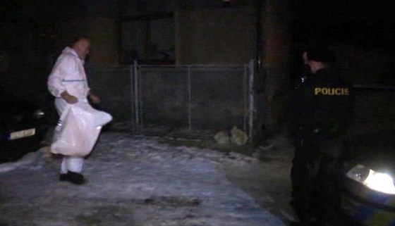 Policista pichází k domu v eské Líp, kde zavradili tíleté dít.