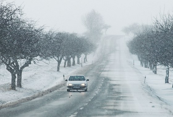 Padající sníh komplikuje dopravu v esku, snhové jazyky se tvoí i na Polisku.