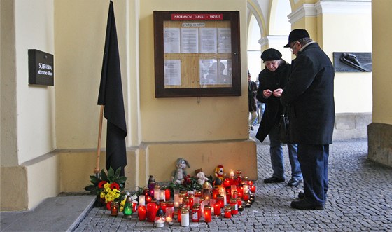 U vchodu do frentátské radnice visí erný prapor, lidé na památku obtí