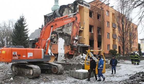 Z bytovky, jet nedávno domova esti rodin, po demolici nezstane vbec nic.