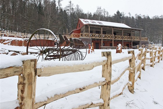 Australská farma je vyzdobená i stylovými doplky, jako je teba starý pluh. 