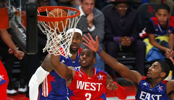 Chris Paul skóruje v utkání hvzd basketbalové NBA v dresu výbru Východní