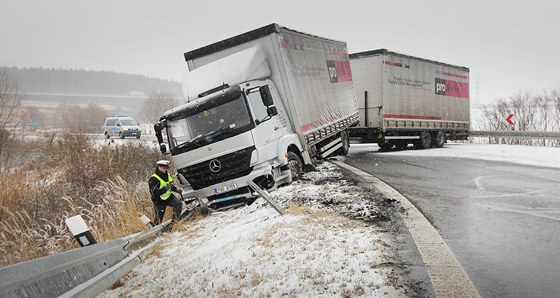 Nehoda kamionu na sjezdu z dálnice D5 u Ejpovic na Rokycansku. 