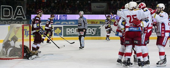 Hokejisté Slavie se radují z druhého gólu v zápase se Spartou.