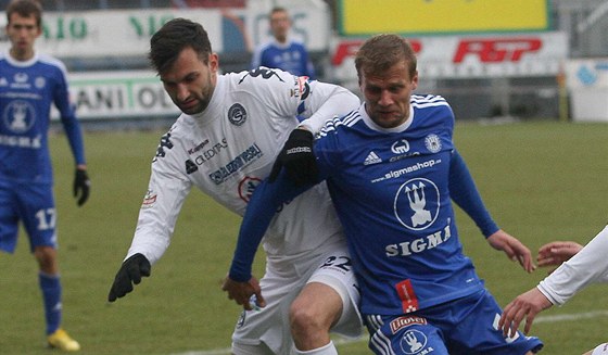 Olomoucký Adam Varadi (vpravo) bojuje o mí s  Tomáem Koútem ze Slovácka.